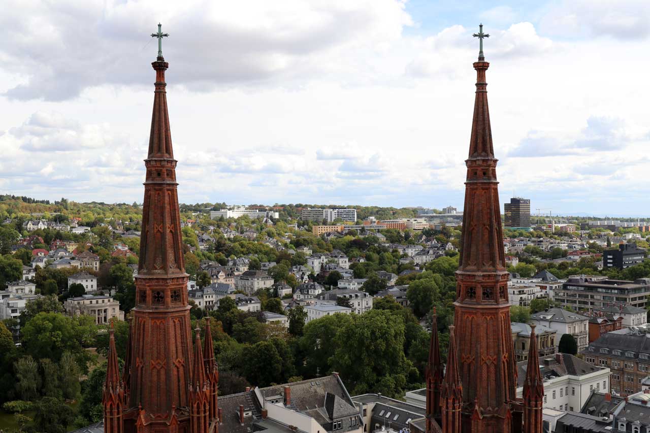 Aussicht über Wiesbaden mit den Türmen der Marktkirche