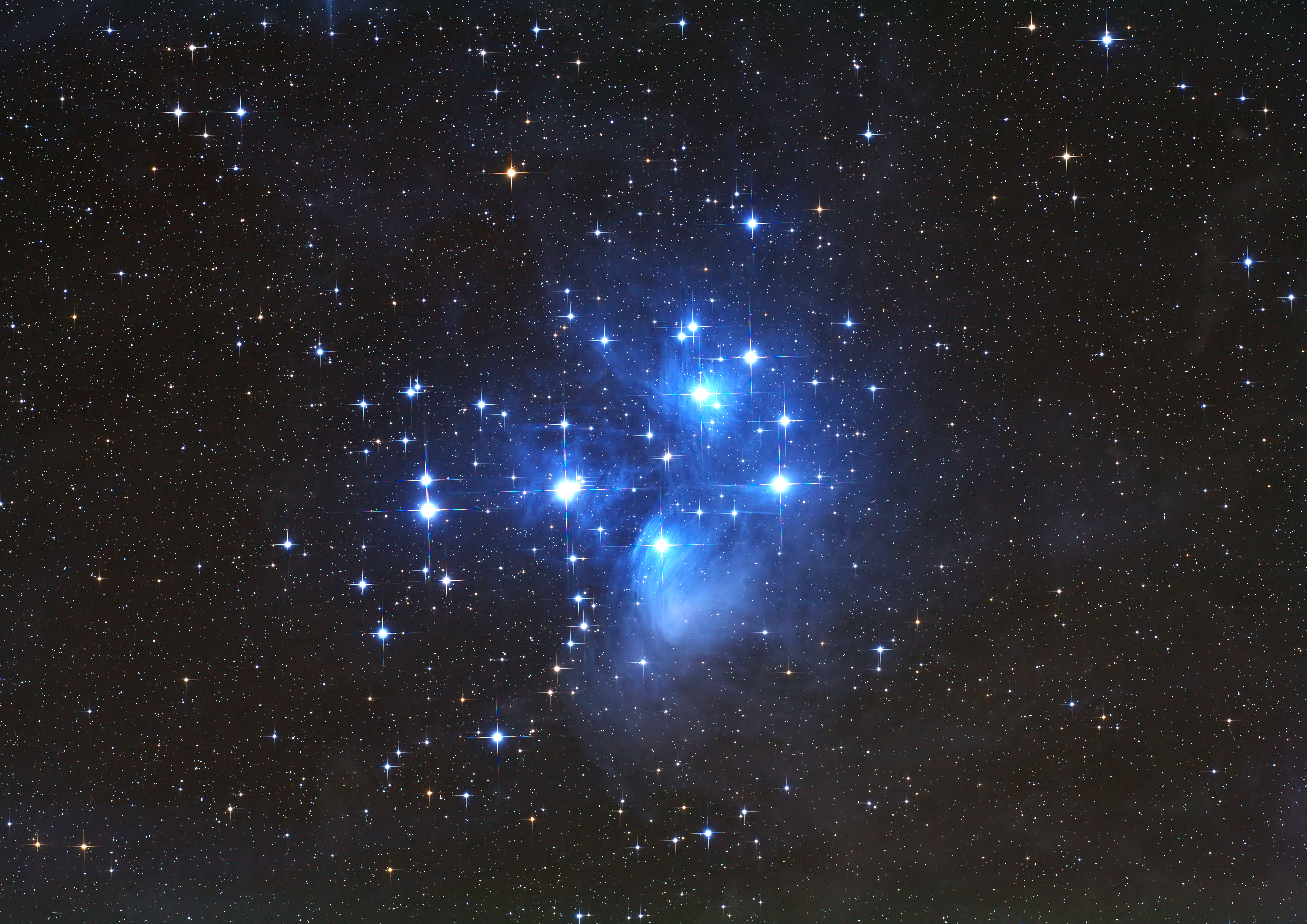 Naechtlicher Sternenhimmel mit den Plejaden (M45), fotografiert im Schwarzen Moor in der Rhoen im Jahr 2014. Seit August 2014 darf sich die Rhoen internationaler Sternenpark nennen. Der Titel, den die Vereinigung zum Schutz des Nachthimmels mit Sitz in den USA vergibt, zeichnet Gegenden aus, in denen noch ein natuerlich dunkler Nachthimmel zu sehen ist. Die Kulturwissenschaftlerin und Hobby-Astronomin Sabine Frank ist unermuedlich in den Doerfern der Rhoen unterwegs, um für die Dunkelheit und den natuerlichen Tag-Nacht-Rhythmus zu werben. Sie engagiert sich gegen Lichtverschmutzung. So nennen Wissenschaftler das kuenstliche Licht, das die dunkle Landschaft und den Nachthimmel aufhellt - Strassenlaternen, angestrahlte Kirchen, beleuchtete Vorgaerten. (Siehe epd-Feature vom 09.02.15)