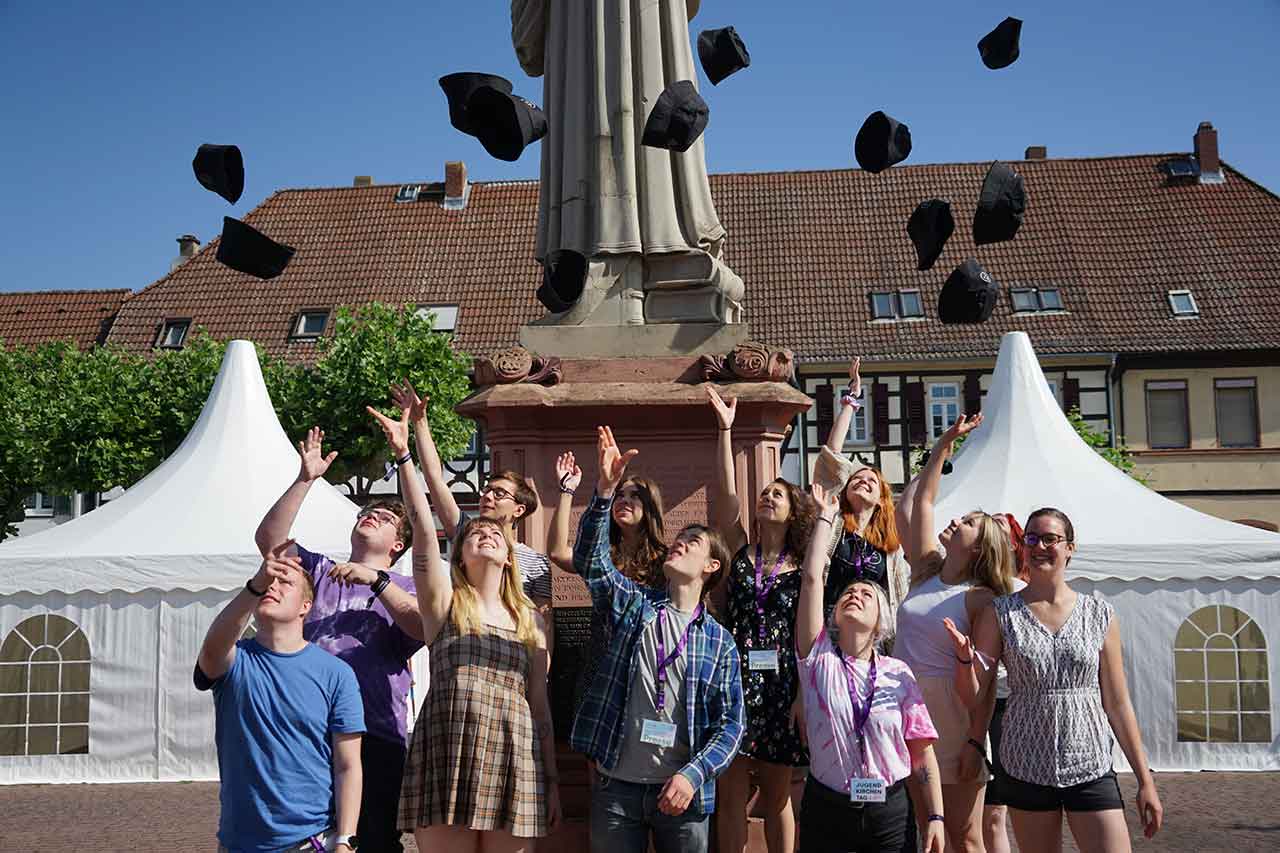 Gruppenfoto: Die medien-starter berichten vom Jugendkirchentag in Gernsheim und werfen ihre Mützen in die Luft
