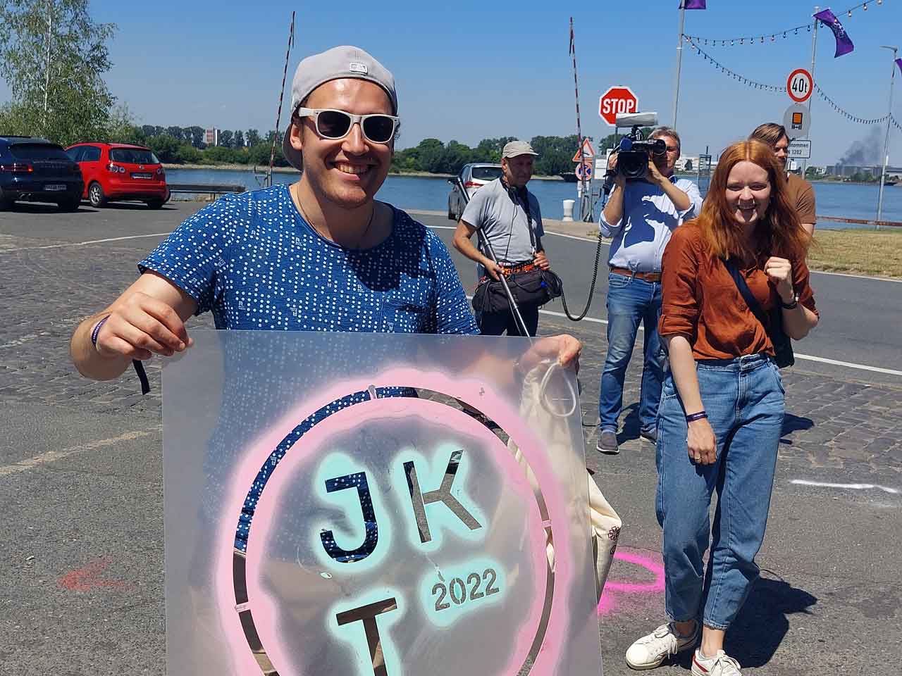 Timo Benedikt Schmidt ist einer von sechs Botschaftern für den Jugendkirchentag 2022 und zeigt das Logo
