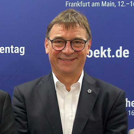 Volker Jung ist Kirchenpräsident der gastgebenden evangelischen Kirche, der Evangelischen Kirche in Hessen und Nassau.
