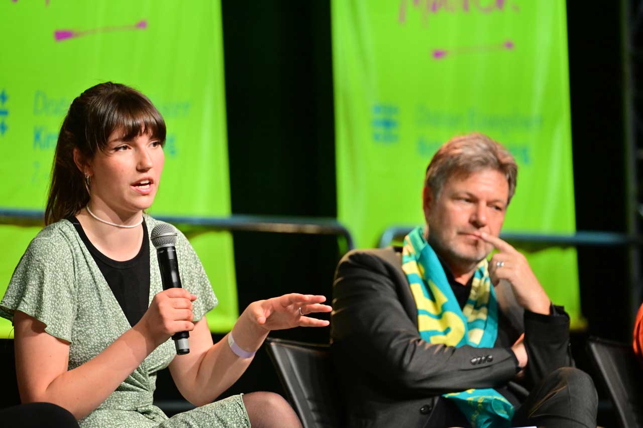 Bundeswirtschaftsminister Robert Habeck (Grüne) und die Sprecherin der Klimaprotestbewegung „Letzte Generation“ Carla Hinrichs