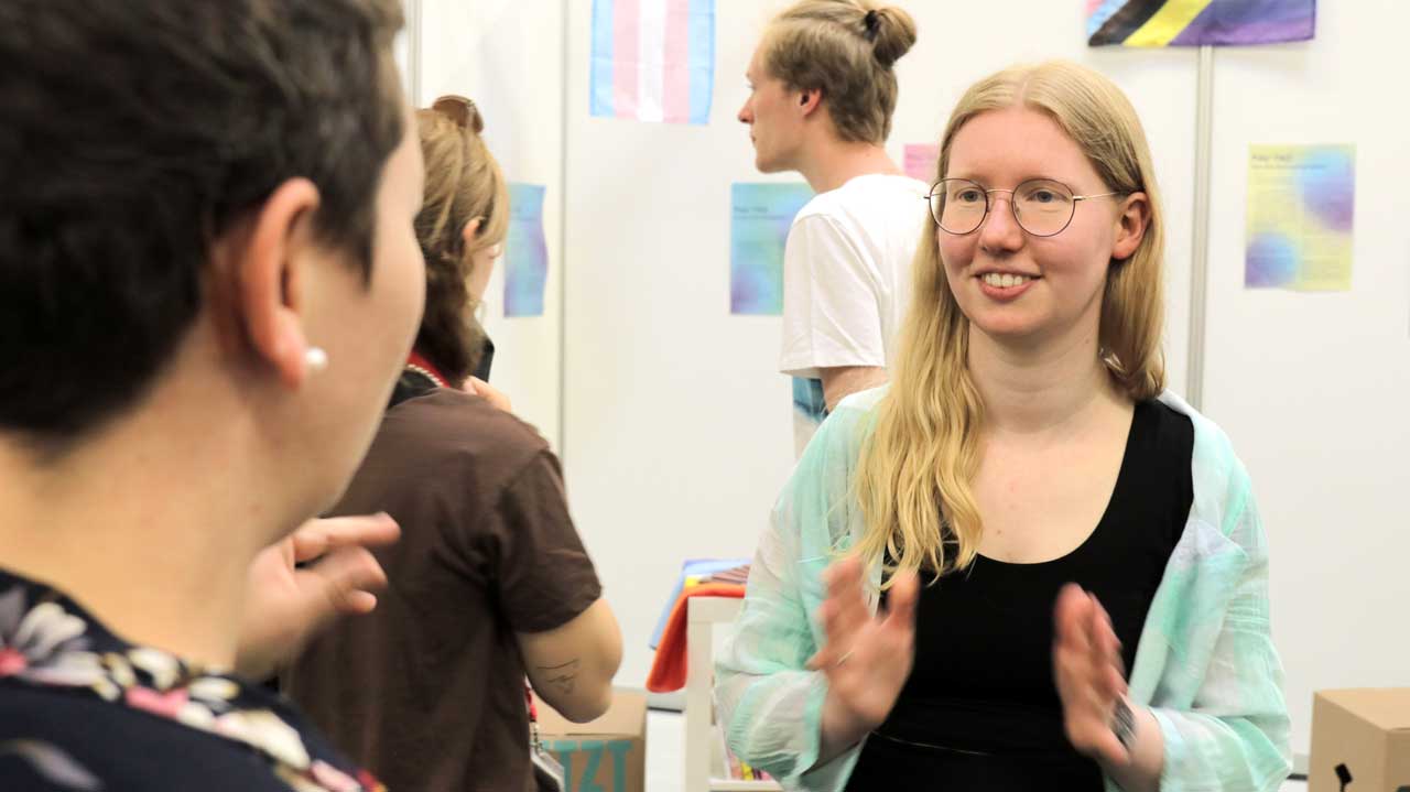 Leonie unterhält sich auf dem Kirchentag über polyamores Leben