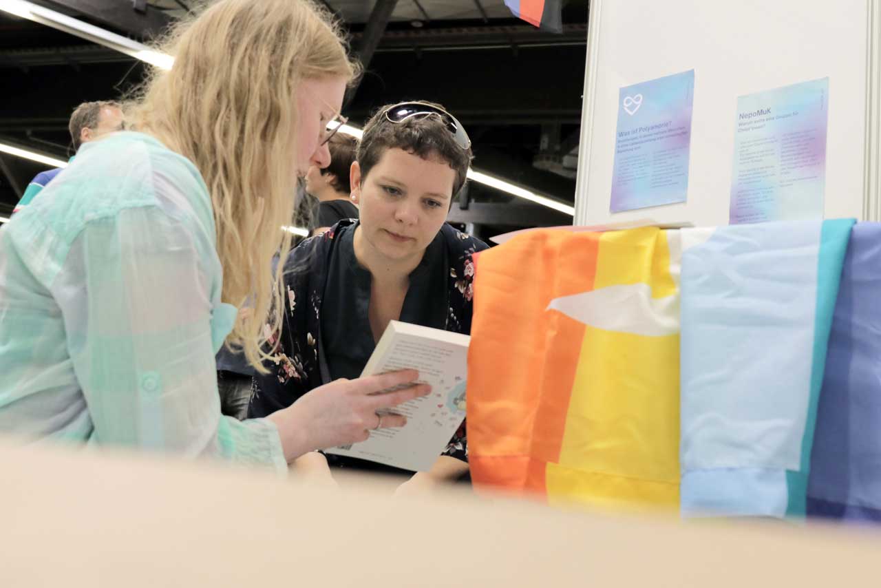 Auf dem evangelischen Kirchentag gibt es einige Bücher zu polyamorem Leben