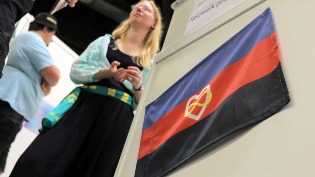 Am Stand vom Netzwerk polyamore Menschen und Kirche auf dem Kirchentag hing die Polyamorie Pride Flag