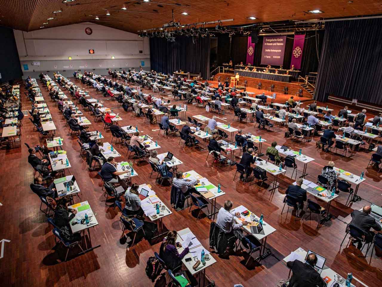 Die Synode der EKHN tagt unter Corona-Bedingungen in der Stadthalle in Offenbach.