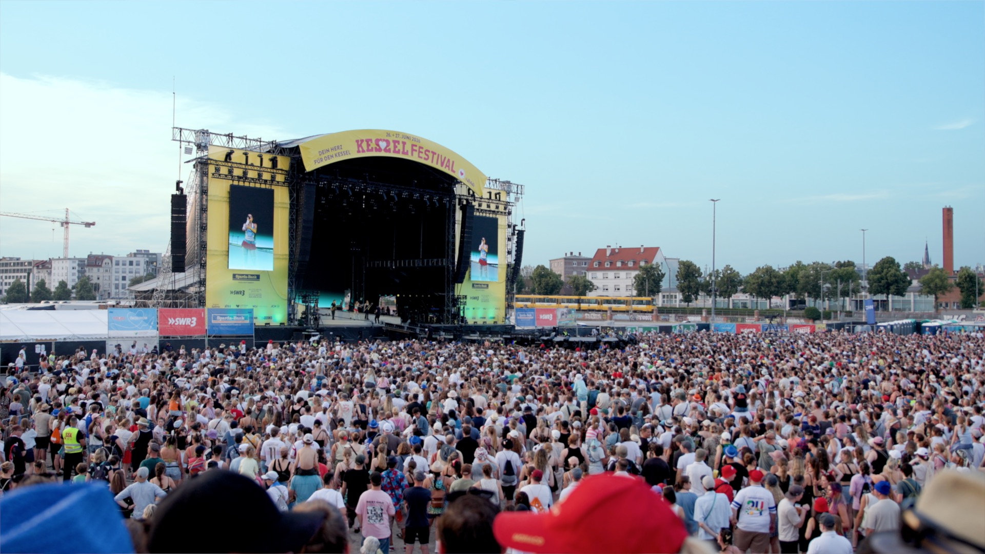 Totalaufnahme einer Menschenmenge vor der Hauptbühne des Kesselfestivals in Stuttgart.