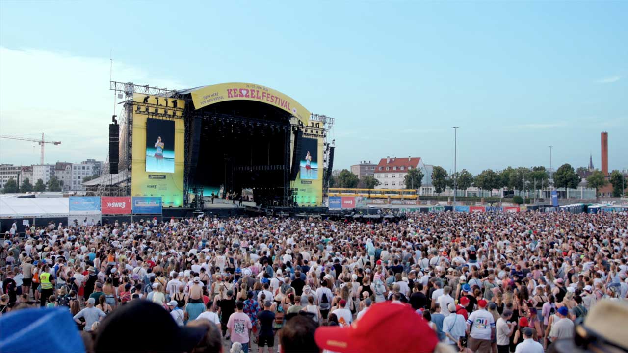 Totalaufnahme einer Menschenmenge vor der Hauptbühne des Kesselfestivals in Stuttgart.