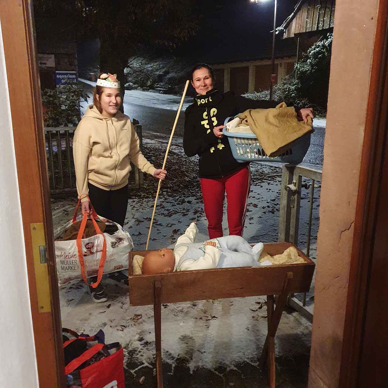 Ehrenamtliche Helferinnen bei dem Krippenspiel stehen in der Türe mit Kostümen für die ukrainischen Kinder und Jugendlichen