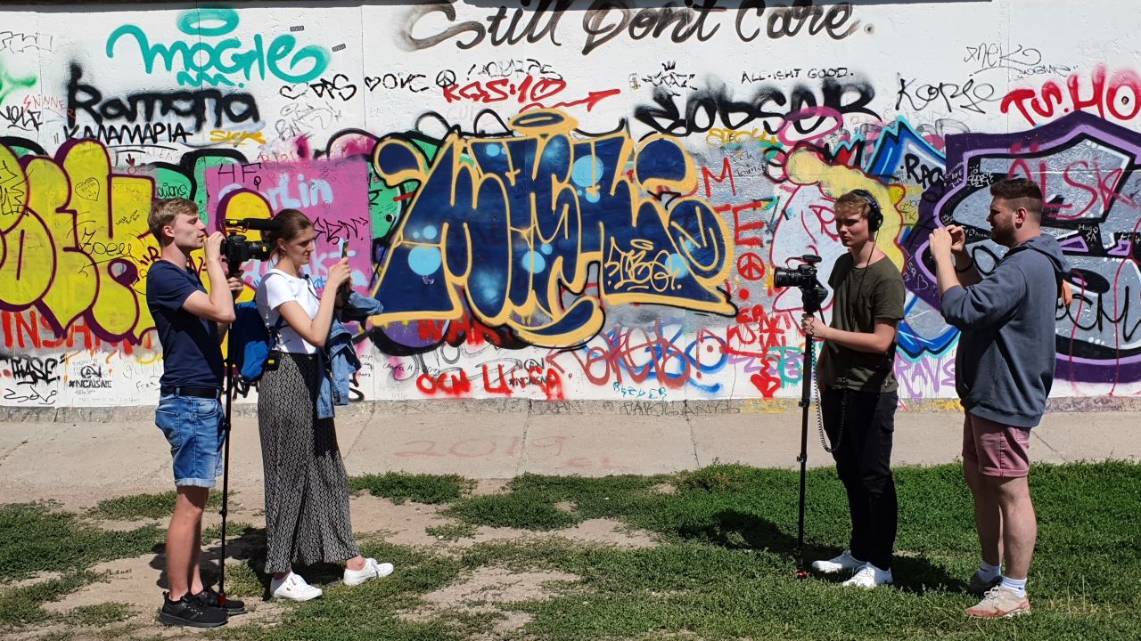 Team #ostblick beim Dreh an der East Side Gallery