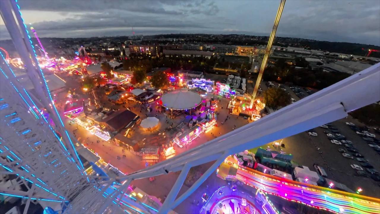 Lucas konnte mit Rollstuhl Riesenrad fahren