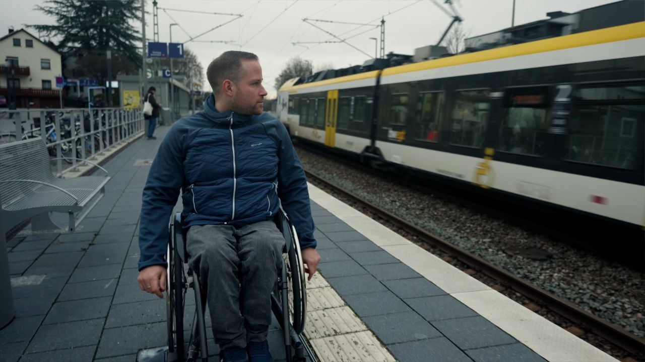 Lucas Zehnle am S-Bahnhof Rommelshausen