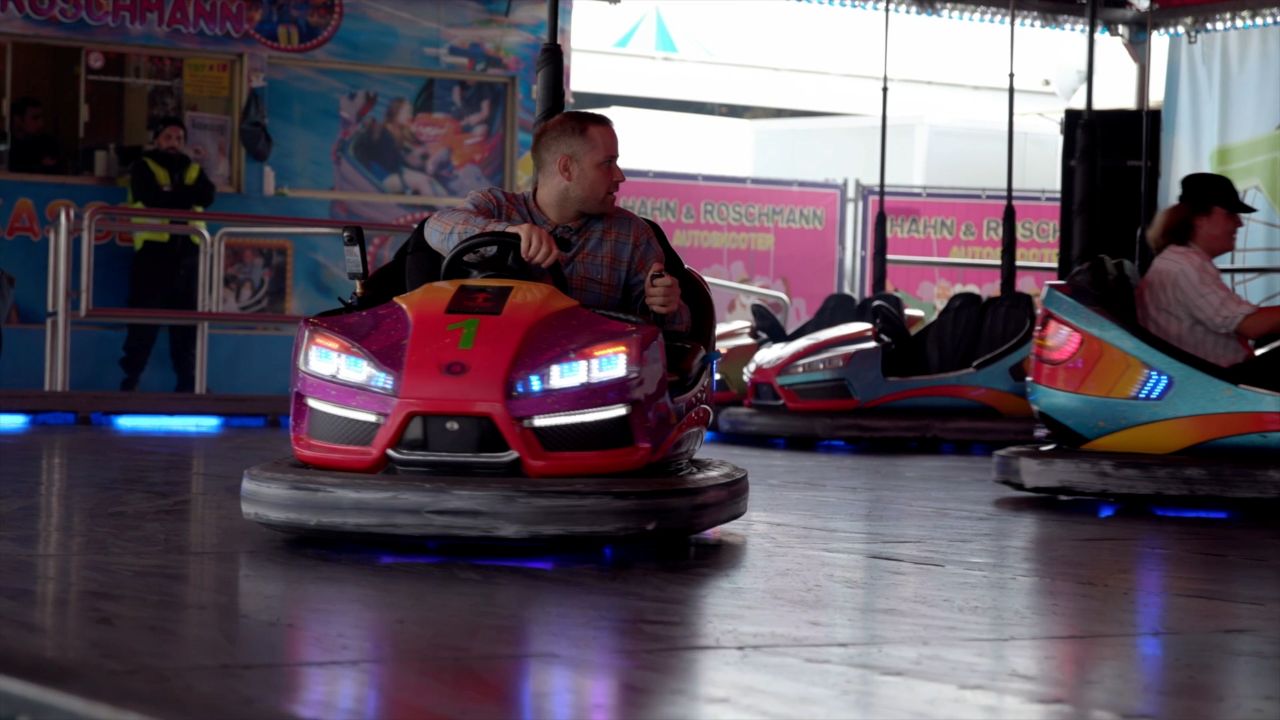 Lucas fährt Autoscooter mit Handgas