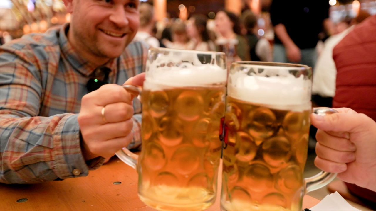 Lucas sitzt mit Rollstuhl am Kopfende einer Bierbank