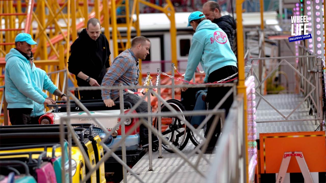 Lucas steigt aus einer Achterbahngondel aus