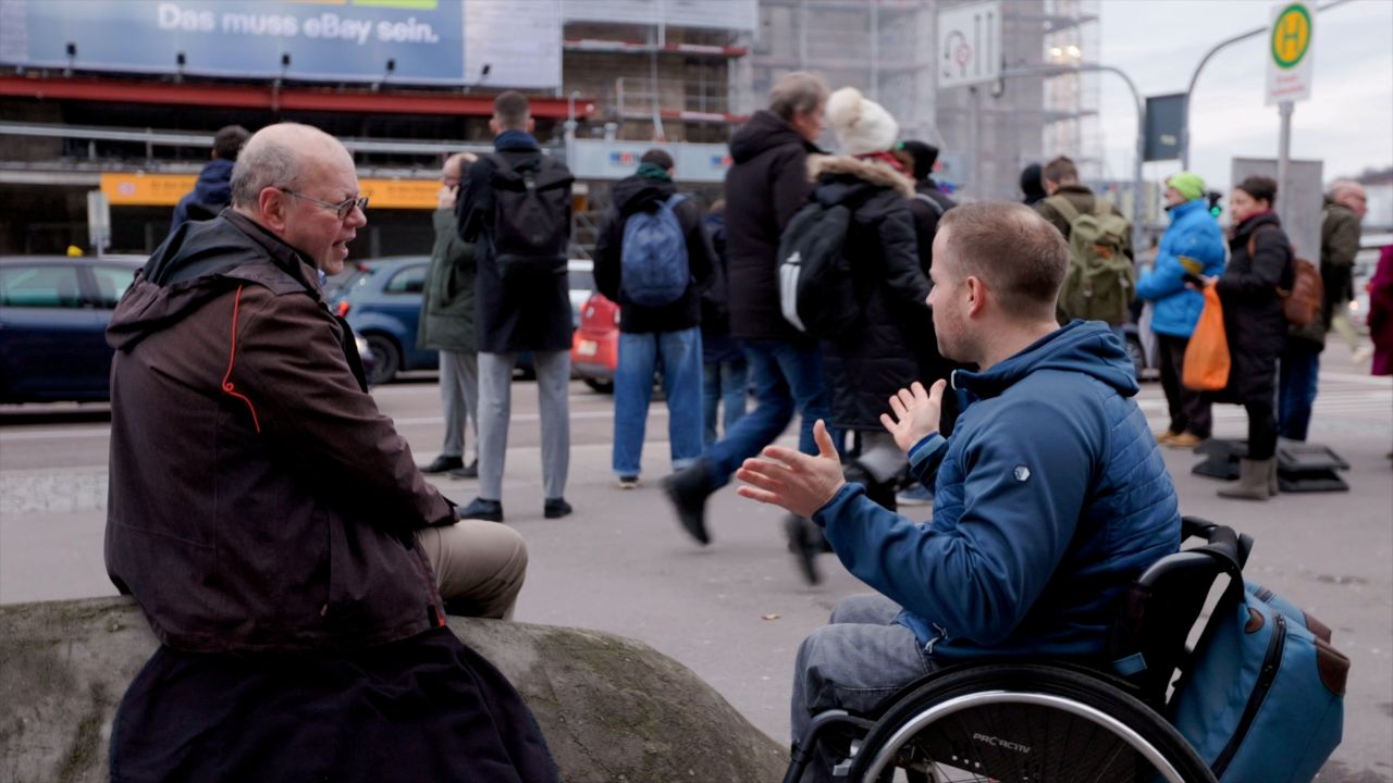 Lucas und Joachim Bahrt vorm Stuttgarter Hauptbahnhof