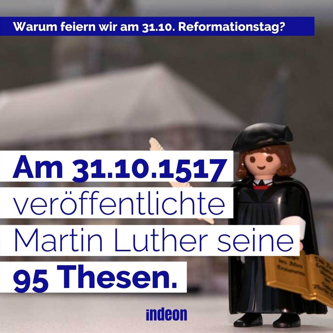 Playmobil-Luther und Pappkirche im Hintergrund