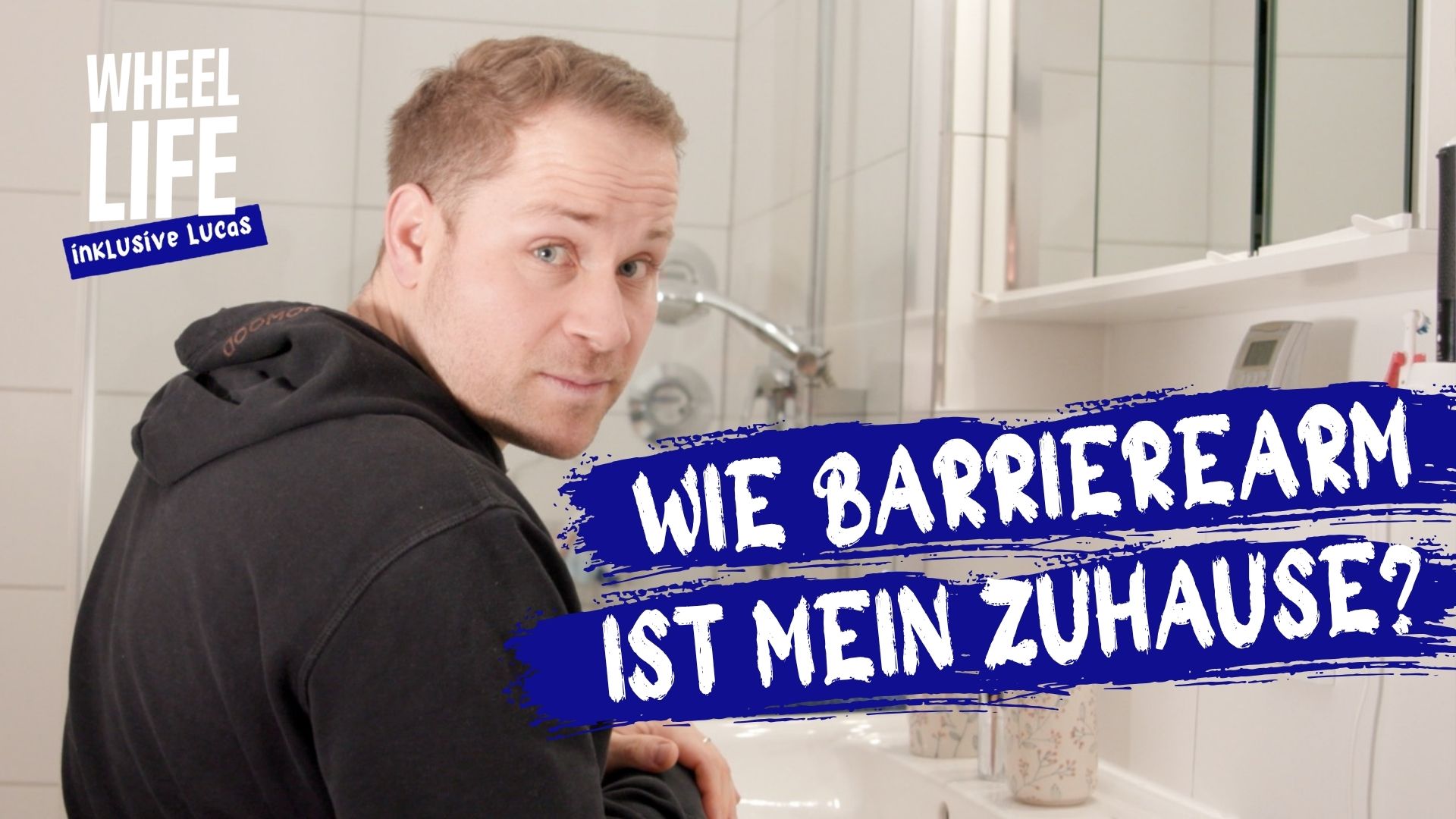 Lucas sitzt im Bad vor dem Waschbecken