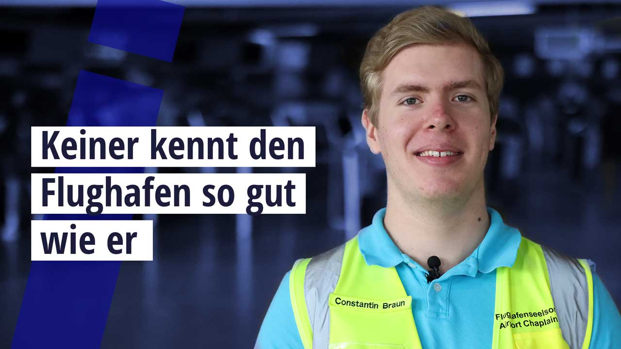 Constantin, ein junger Mann mit Warnweste, steht auf einem Flughafen. Der Text auf Deutsch lautet: „Keiner kennt den Flughafen so gut wie er.“