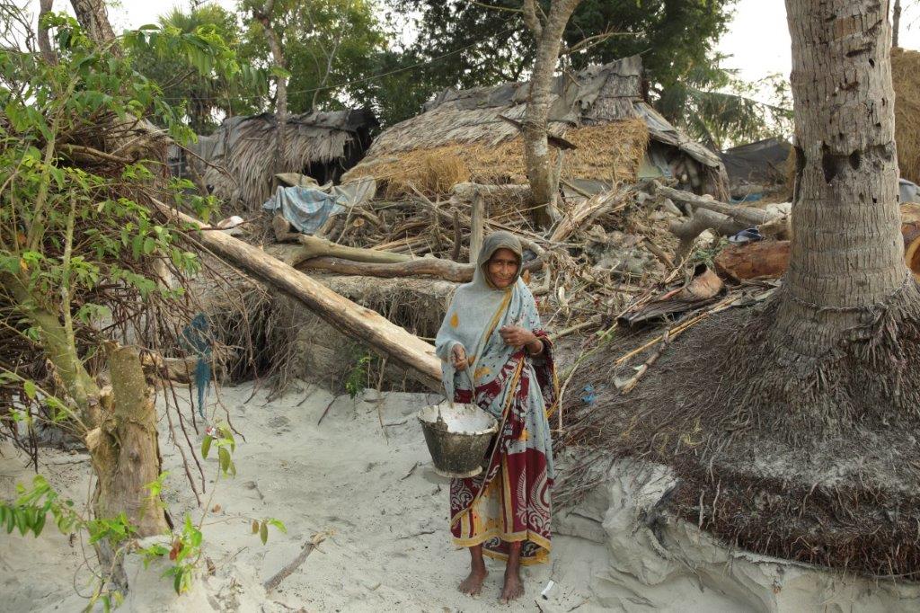 Der Anstieg des Meeresspiegels sowie Wirbelstürme zerstören die Behausungen der Menschen in Padma.