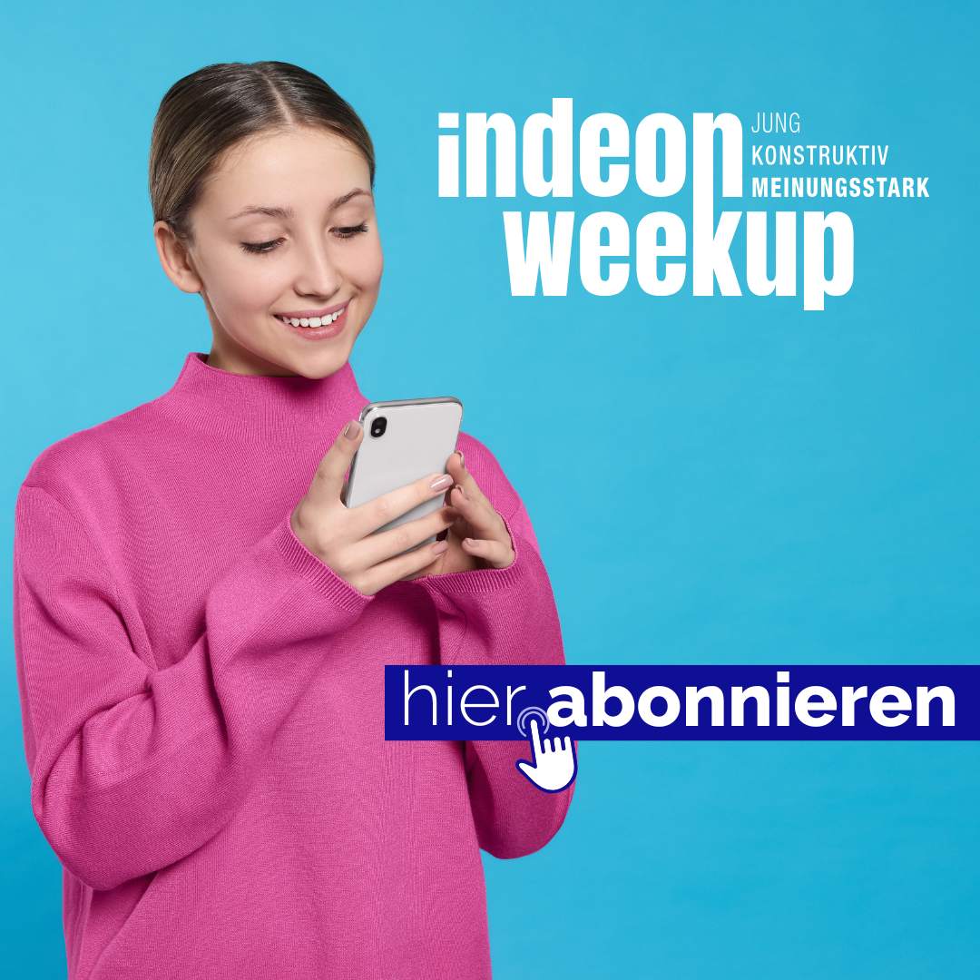 Mensch am Smartphone abonniert den indeon-Newsletter