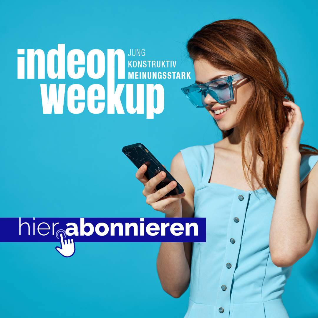 Mensch am Smartphone abonniert den indeon-Newsletter