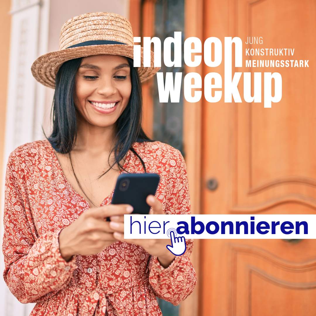 Mensch am Smartphone abonniert den indeon-Newsletter