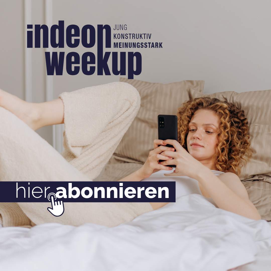 Mensch am Smartphone abonniert den indeon-Newsletter